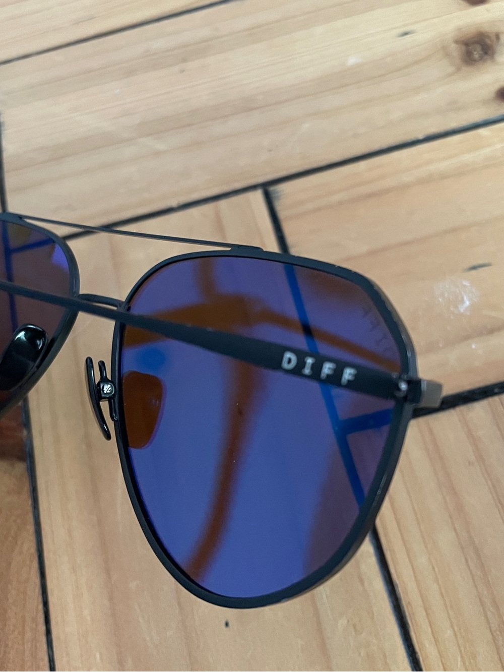 Diff AVIATOR IN MATTE BLACK WITH BLUE MIRROR POLARIZED LENS - Picture 7 of 14